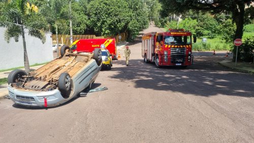 Imagem referente a Celta capota após colidir com Creta no bairro Neva