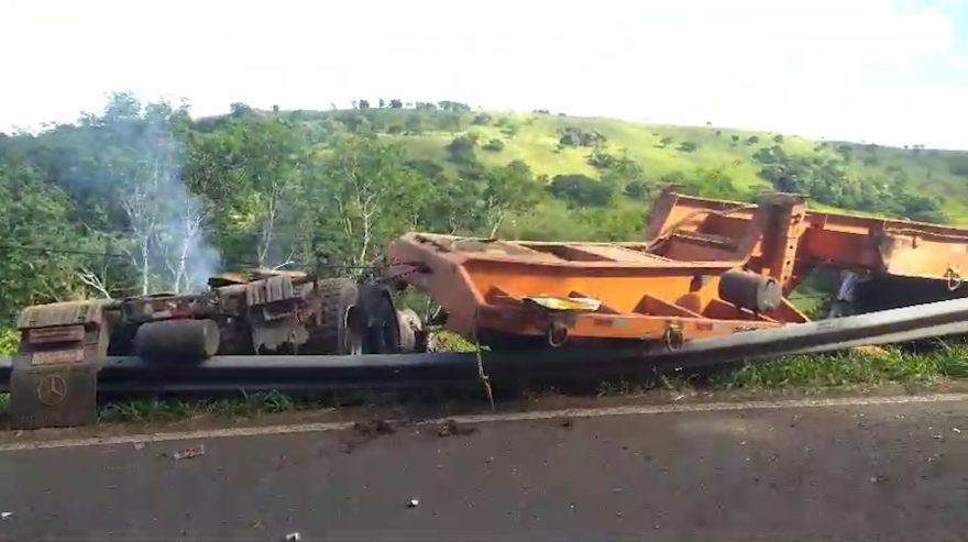 Carreta plataforma tomba na PR-158 próximo ao Rio do Cobre, resultando em uma vítima fatal