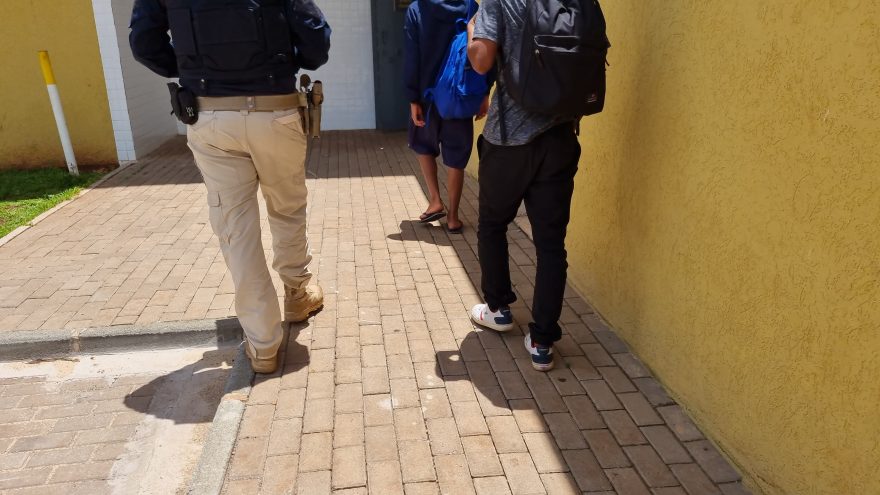Adolescentes com malas carregadas com maconha são detidos pela PRF em abordagem na BR-277