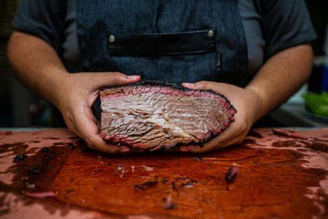 Imagem referente a Preço da carne dispara: arroba do boi gordo atinge R$ 326,30, e cortes sobem nos supermercados