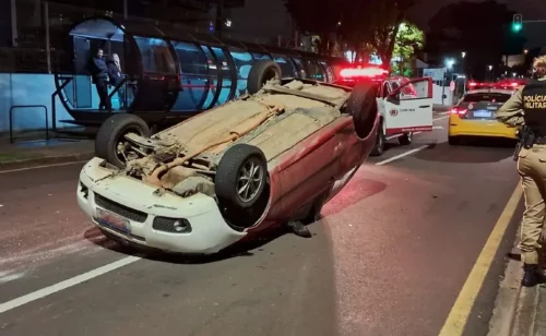 Imagem referente a Colisão entre veículos culmina em capotamento no bairro Bom Retiro