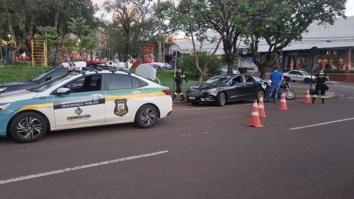 Imagem referente a Ford Fusion e Honda CG se envolvem em colisão na Praça Wilson Jofre