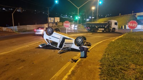 Imagem referente a Carro capota às margens da BR-277 no Bairro XIV de Novembro