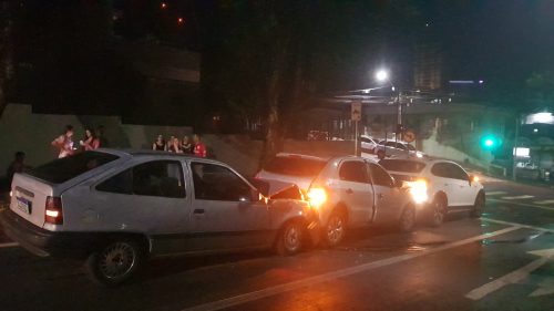 Imagem referente a Três carros se envolvem em engavetamento na Rua Presidente Kennedy