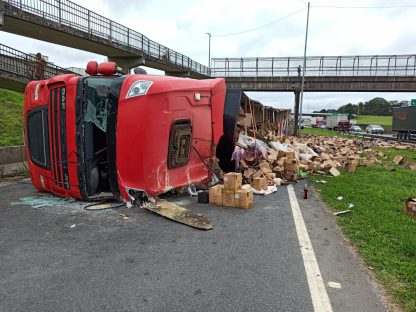 Imagem referente a Caminhão carregado com vinho tomba na BR-116 e parte da carga é saqueada