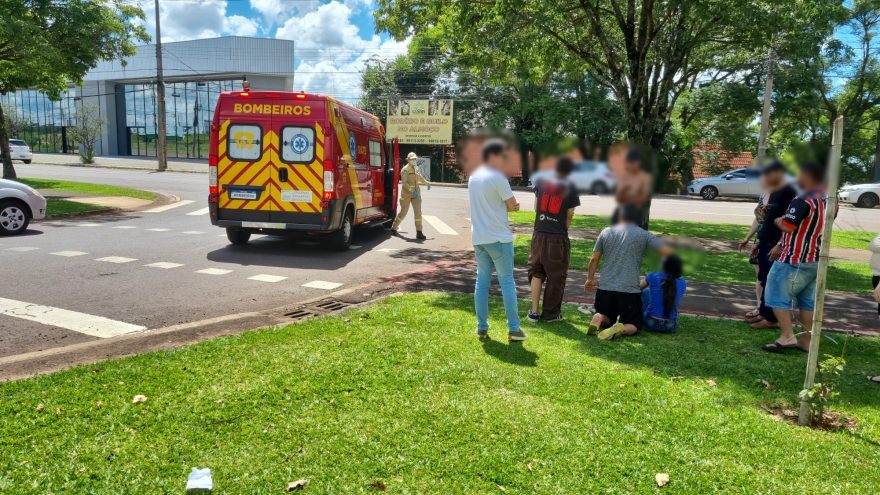 Jovens ficam feridos em acidente a caminho do trabalho na Avenida Tancredo Neves