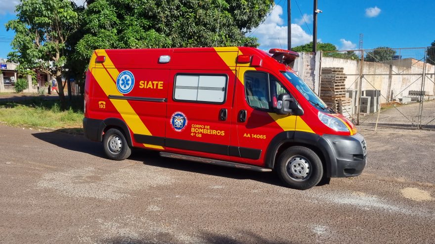 Motociclista se enrosca com fio no Bairro Santa Felicidade e fica ferida