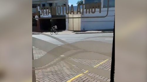 Imagem referente a Imagem flagra momento exato em que rapaz furta bicicleta na Rua Riachuelo