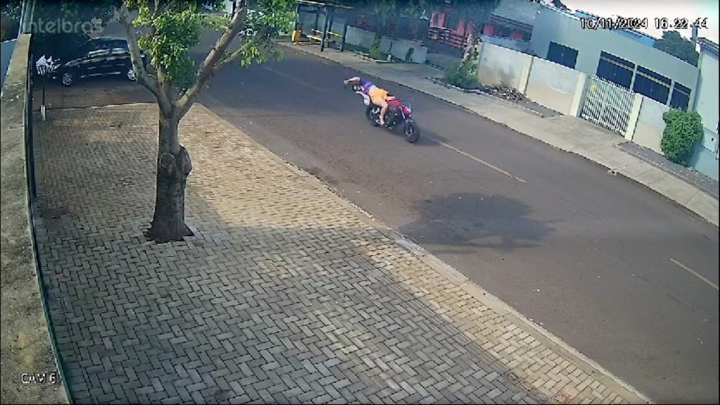 Imagem flagra mulher caindo de moto no Bairro Santa Felicidade