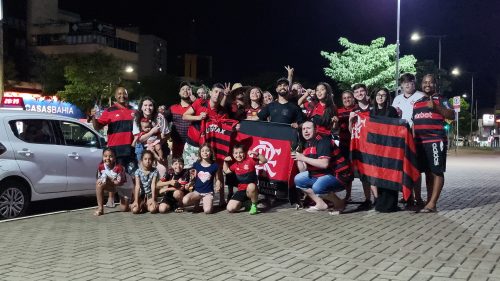 Pequeno grupo de torcedores flamenguistas comemora título da Copa do Brasil em Cascavel Imagem referente a Pequeno grupo de torcedores flamenguistas comemora título da Copa do Brasil em Cascavel