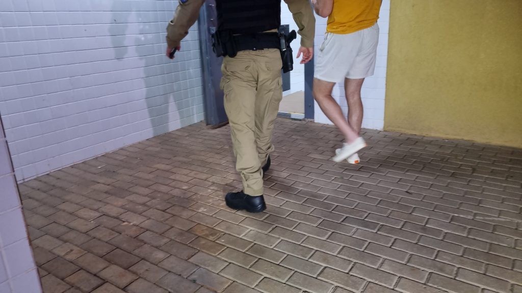 Motorista é preso por embriaguez após atingir carro em grade no Centro de Cascavel