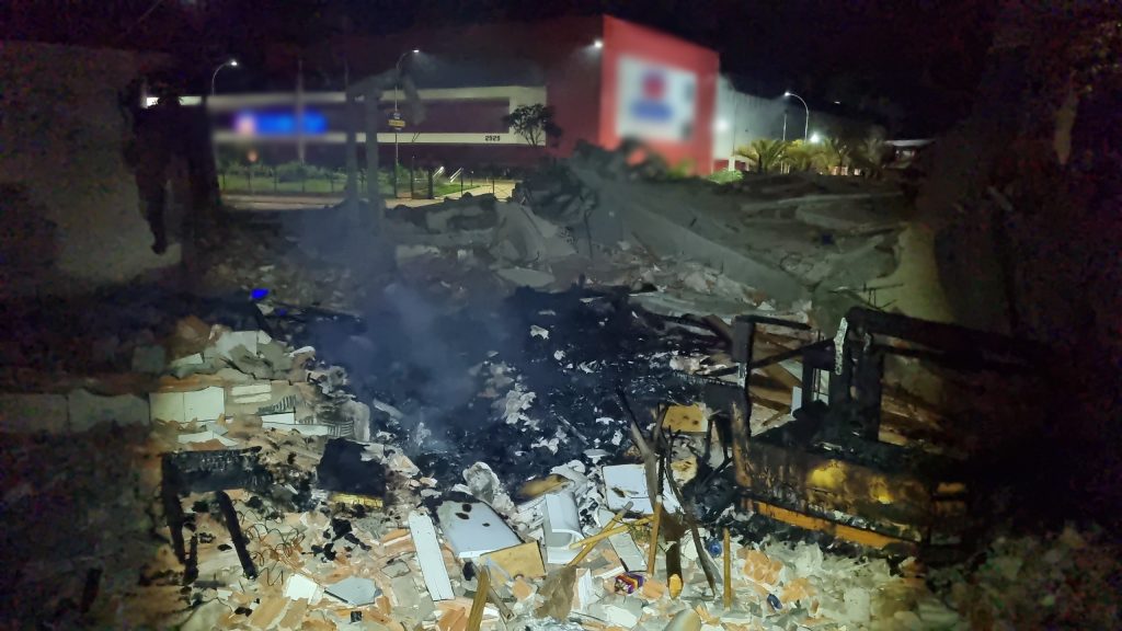 Bombeiros combatem incêndio em escombros de edificação na Tito Muffato