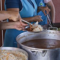 Imagem referente a De feijão tropeiro a strogonoff de peixe: concurso da merenda tem receitas e cozinheiras finalistas