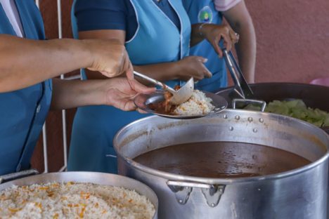 Imagem referente a De feijão tropeiro a strogonoff de peixe: concurso da merenda tem receitas e cozinheiras finalistas