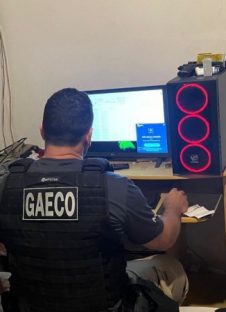 Imagem referente a Gaeco e 6ª Promotoria de Paranaguá realizam busca de apreensão de três ordens judiciais contra policial militar suspeito de falsificação de documentos