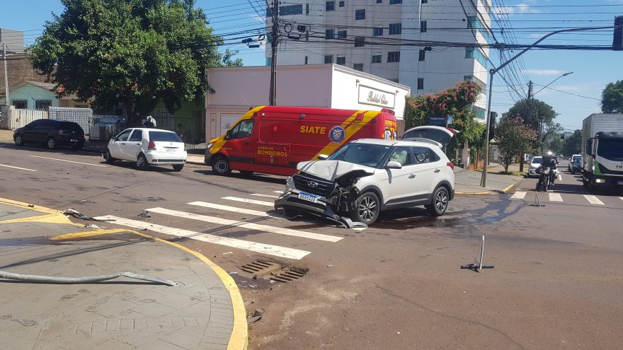 Forte colisão entre carros é registrada ao lado do Shopping JL