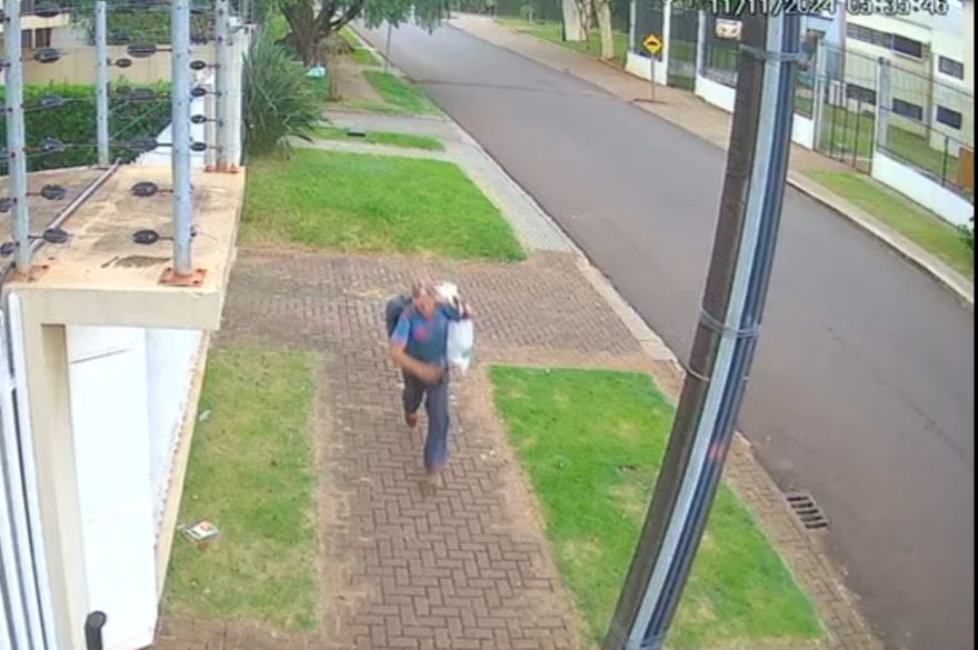 Vídeo mostra ladrão correndo desesperado após ser flagrado furtando no Alto Alegre