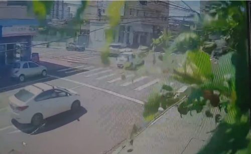 Imagem referente a Vídeo mostra forte colisão entre Palio e Hyundai na esquina do Shopping JL