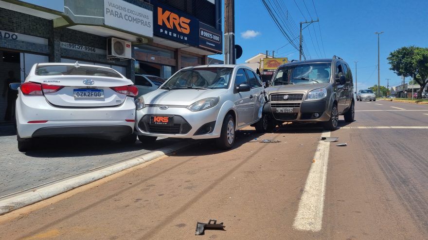 Engavetamento é registrado na Avenida Rocha Pombo