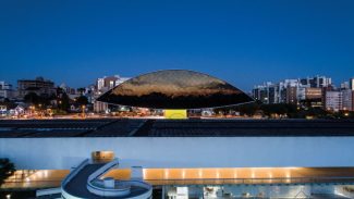 Homenagem a Niemeyer: mostra traz “planetário” de Jean-Michel Othoniel criado para o MON