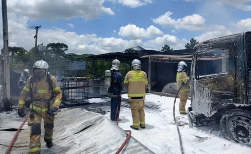 Imagem referente a Bombeiros conseguem evitar incêndio ainda maior em fábrica de tintas