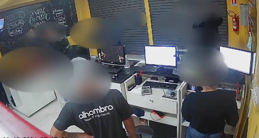 Câmeras de segurança registram assalto à pizzaria e suspeitos são presos