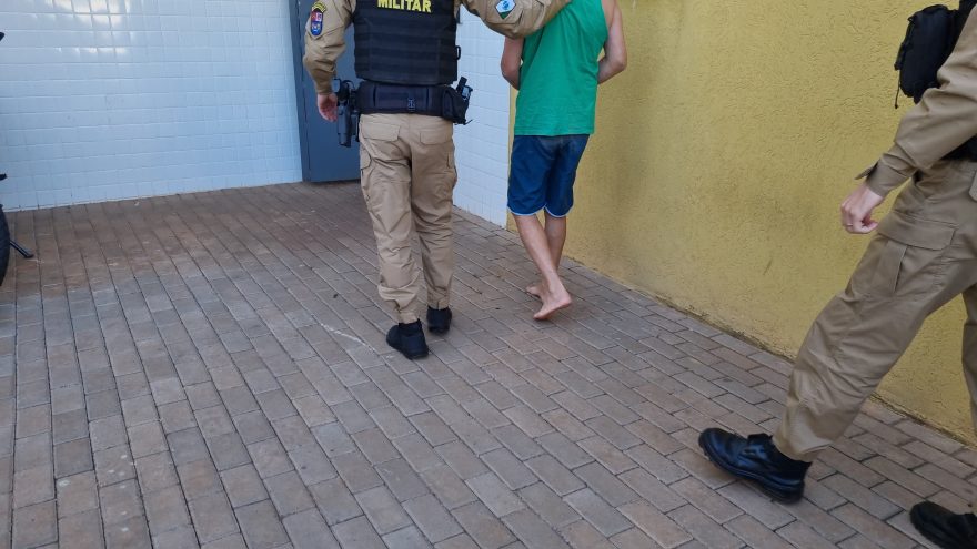 Homem que agrediu mulher na UPA Brasília é levado para delegacia
