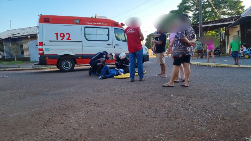 Casal cai de moto após atropelar cachorro no Bairro Esmeralda e fica ferido