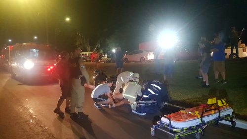 Imagem referente a Rapaz cai de moto na Avenida Rocha Pombo em Cascavel e fica ferido