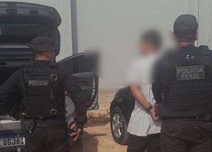 Imagem referente a Policial penal é preso em flagrante ao tentar entrar com drogas e celulares em penitenciária