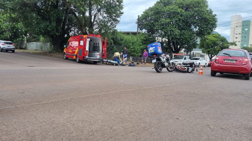Mulher quebra a perna após colisão entre moto e carro no Parque São Paulo