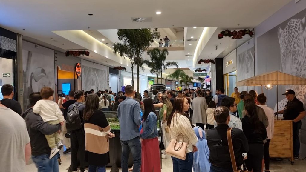 Movimentação intensa na primeira noite de funcionamento do Shopping Catuaí