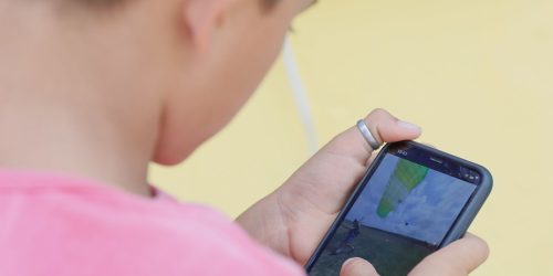 Imagem referente a Alesp aprova projeto que proíbe uso de celular nas escolas do estado