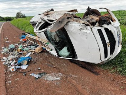 Imagem referente a Montana capota após colisão frontal com caminhão na PR-182 em Maripá