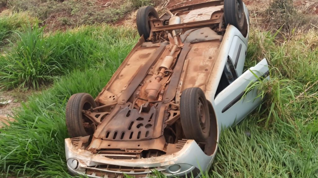 Capotamento na BR-163, em Toledo, deixa mulher e criança feridas
