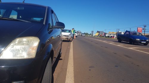 Imagem referente a Meriva e Celta se envolvem em colisão traseira na BR-277