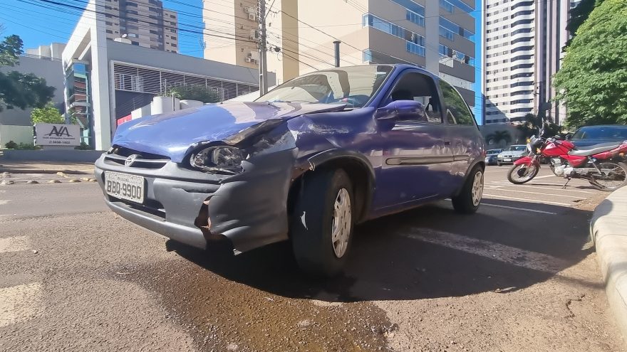 Corsa e Amarok se envolvem em colisão na Rua Mato Grosso