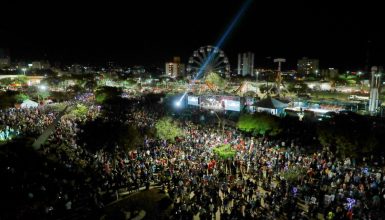 Imagem referente a Show da Família Lima, chegada do Papai Noel e corte do bolo são atrações do aniversário de 73 anos de Cascavel