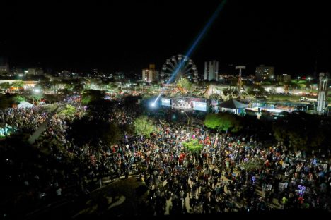 Imagem referente a Show da Família Lima, chegada do Papai Noel e corte do bolo são atrações do aniversário de 73 anos de Cascavel