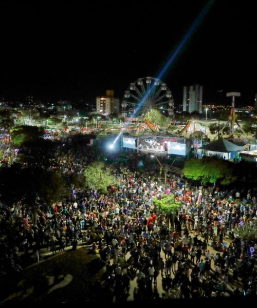 Imagem referente a Show da Família Lima, chegada do Papai Noel e corte do bolo são atrações do aniversário de 73 anos de Cascavel