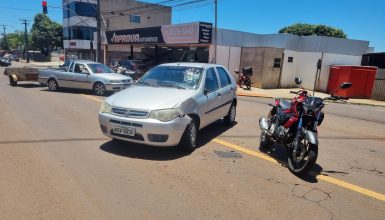 Imagem referente a Motociclista fica ferido em acidente entre carro e moto na Rua Jacarezinho