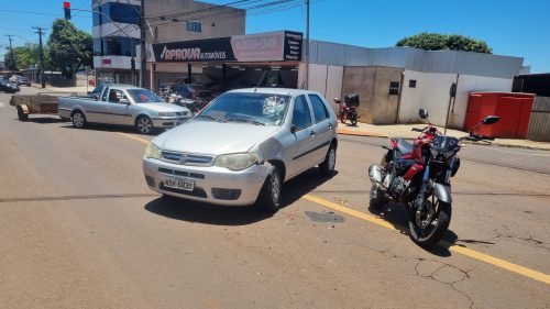 Imagem referente a Motociclista fica ferido em acidente entre carro e moto na Rua Jacarezinho