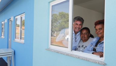 Imagem referente a Momento histórico em Cascavel: 14 famílias recebem chaves de casas próprias