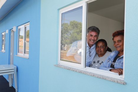 Imagem referente a Momento histórico em Cascavel: 14 famílias recebem chaves de casas próprias