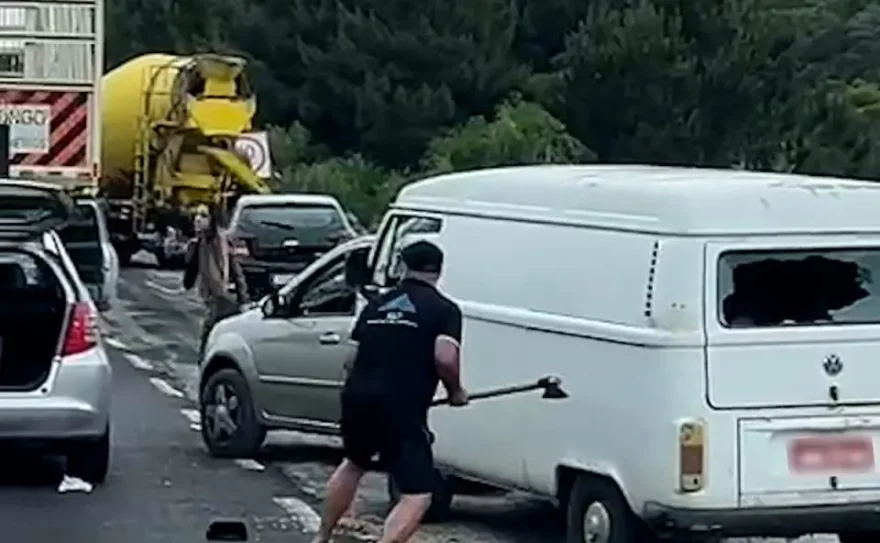 Vídeo mostra homem em fúria quebrando carros com machado