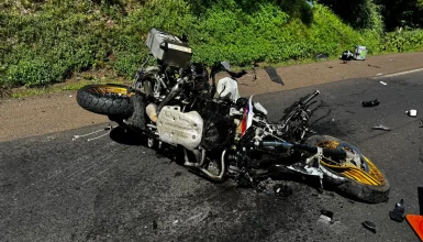 Imagem referente a BMW fica destruída após bater de frente com Toro na PR-182