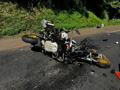 Imagem referente a BMW fica destruída após bater de frente com Toro na PR-182