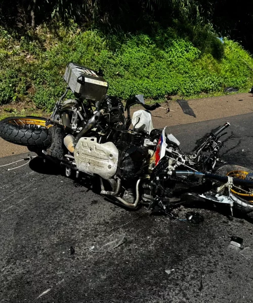 Imagem referente a BMW fica destruída após bater de frente com Toro na PR-182