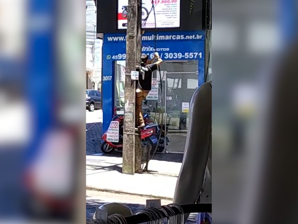 Vídeo flagra rapaz tentando furtar fios de poste à luz do dia