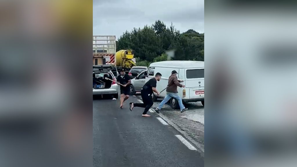 Briga de trânsito: Em fúria, homem com machado ameaça pessoas e danifica veículos